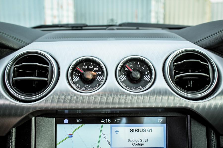 Детали интерьера Ford Mustang Bullitt 2018 года  (NA) (фото 28 из 40)